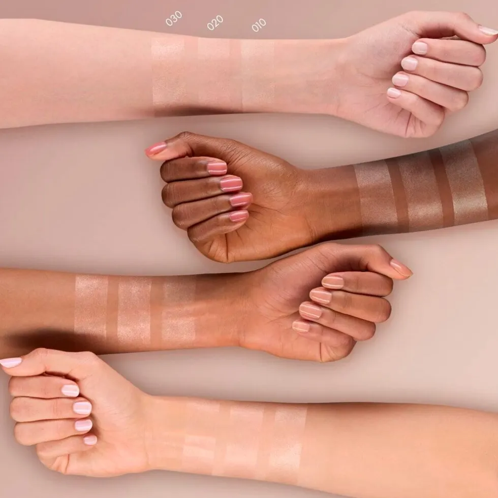 Catrice All Over Glow Tint 010 Beaming Diamond Foundation