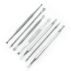 UNIQ Comedonen Toolkit – 7‑delige Hudormverwijderaar Set in Wit Etuí
